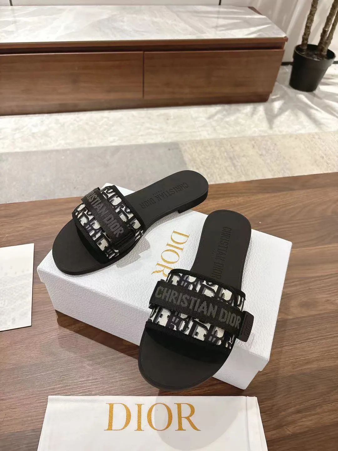 👟👟Ex-factory price 380👟👟 Dior D’s latest series of Velcro buckle sandals and slippers in new colors! Perfect reproduction of the original version, the most popular color matching fabric, super layered ▪️Original molded high-end TPU outsole (not ordinary rubber) ▪️Very comfortable and easy to walk. All upper materials are custom-made from the original ▪️3D electric embroidered three-dimensional cloth surface, very versatile, a must-have for lazy people in summer ▪️Number of yards: 35-41